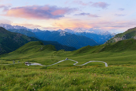阿尔卑斯山谷夏季风景图片
