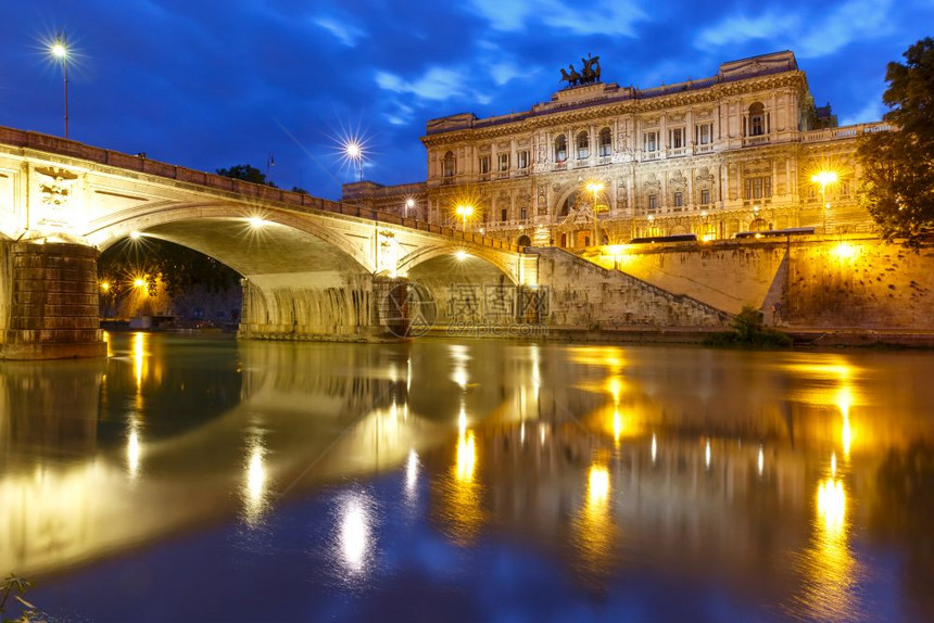意大利罗马司法宫意大利罗马司法宫和庞特安贝托一号桥意大利罗马上午蓝色时分在蒂贝尔河镜像反射图片