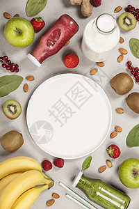 绿色和红新鲜果汁或冰淇淋包括水果绿蔬菜灰色背景顶视选择焦点图片