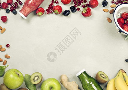 绿色和红新鲜果汁或冰淇淋包括水果绿蔬菜灰色背景顶视选择焦点背景图片