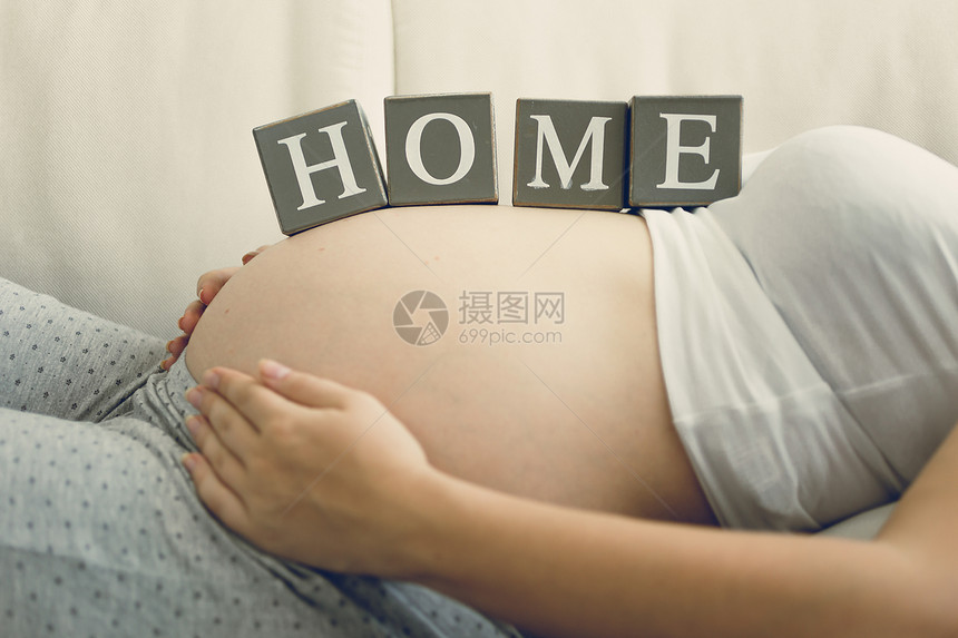 怀孕妇女用字写家在肚子上的近视图像图片