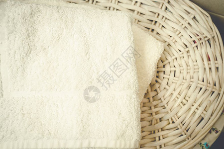 浴巾贴合照片躺在维杰篮子上的浴巾高清图片