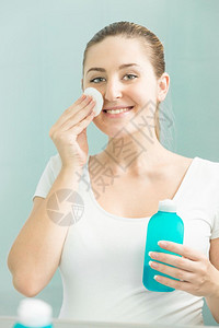 女人在浴室使用乳液图片