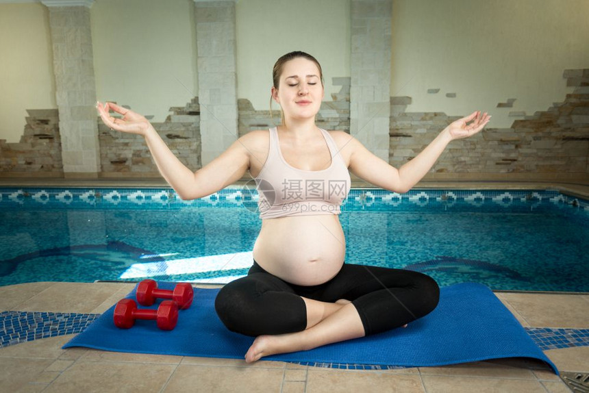 在健身俱乐部做瑜伽的孕妇图片
