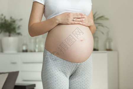 9个月的年轻孕妇在家里摆姿势图片