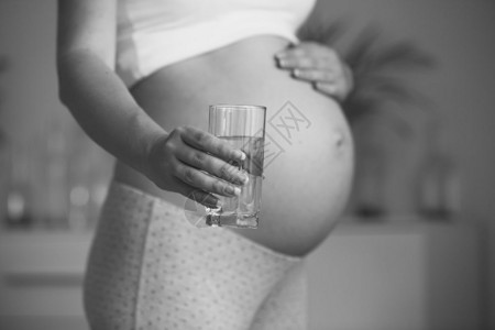 拿着水杯的年轻孕妇图片