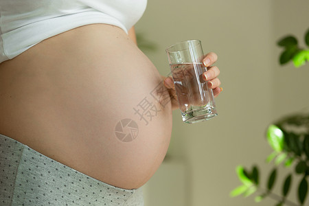 孕妇用杯水的近视图像背景