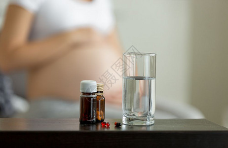 孕妇桌旁的保健药品图片