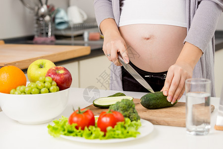 孕妇在厨房做沙拉图片