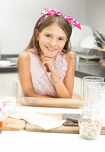 穿着粉红弓的可爱女孩肖像披着头发的粉色弓假扮成木滚动针图片