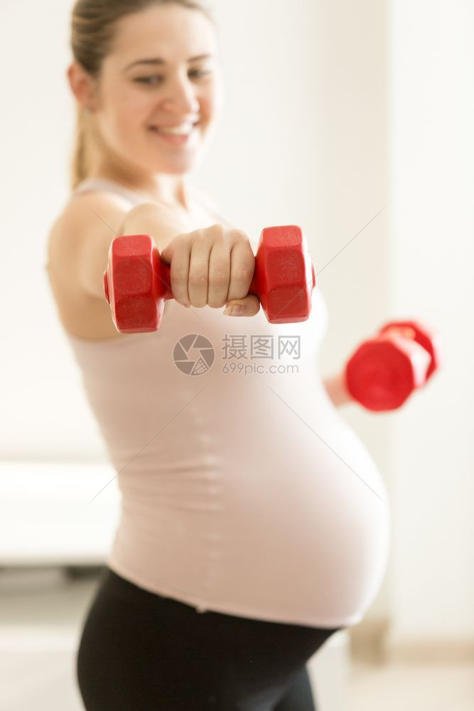 孕妇用哑铃进行锻炼图片