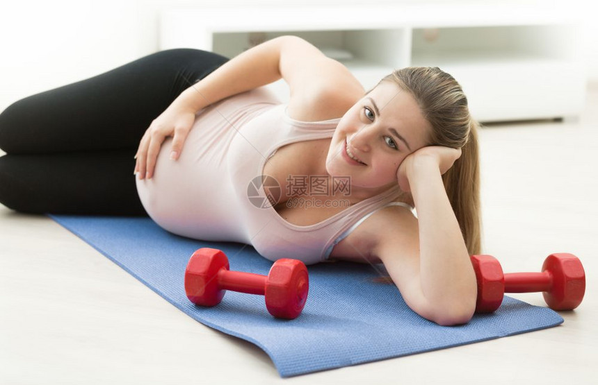 孕妇在锻炼后健身席上放松图片