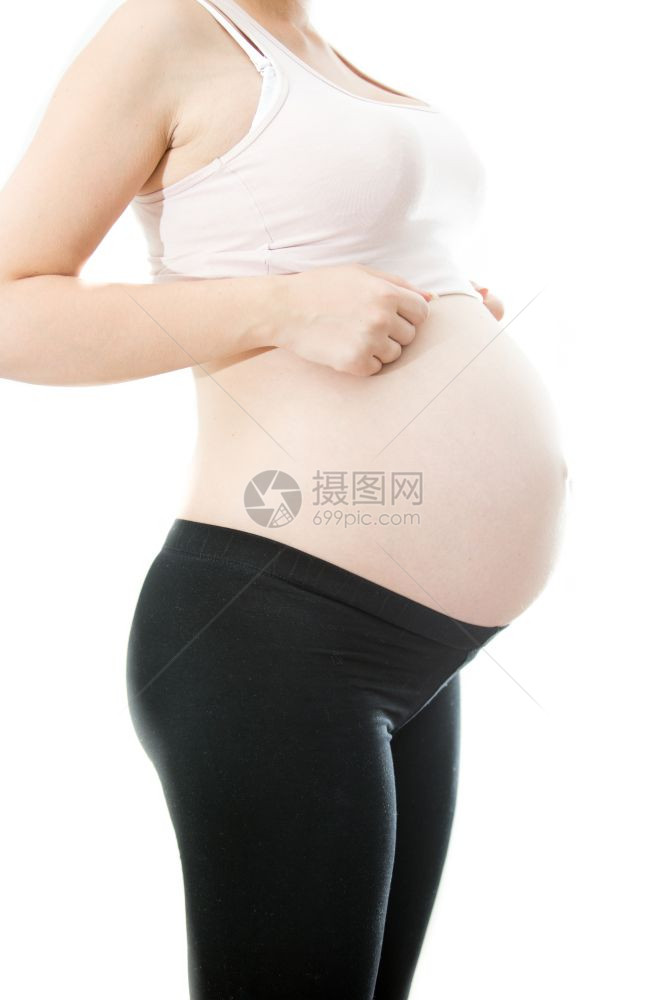 年轻孕妇在白种背景上大肚子图片