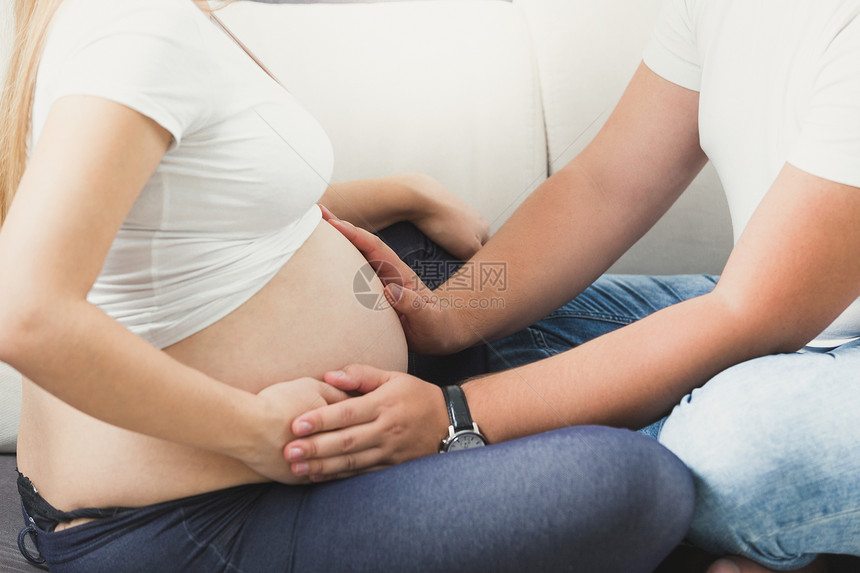年轻一对期待生育的年轻夫妇近视形象图片