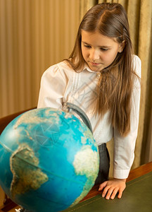 地球仪与小女孩背景图片