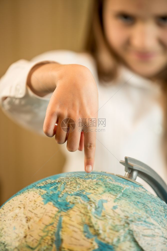 在地球的上持有食指的小女孩图片