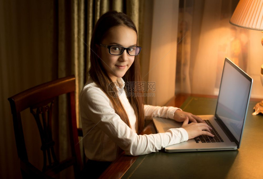 使用笔记本电脑打字的女孩图片