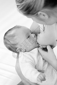 3个月大的婴儿男孩吸奶母亲乳房的黑白画像图片