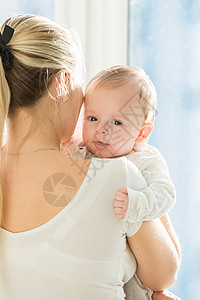 3个月大的抱妈小孩男肖像图片
