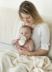 婴儿用瓶子喝奶图片