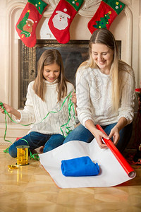 圣诞节家庭包装和饰礼物图片