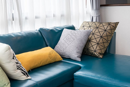 现代客厅家里有沙发和枕头背景图片