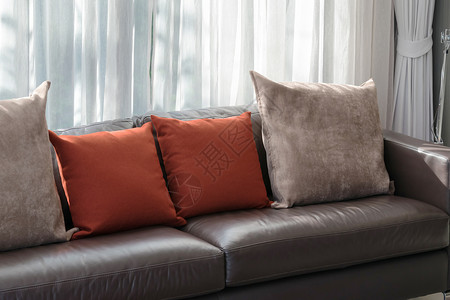 现代客厅家里有沙发和枕头图片