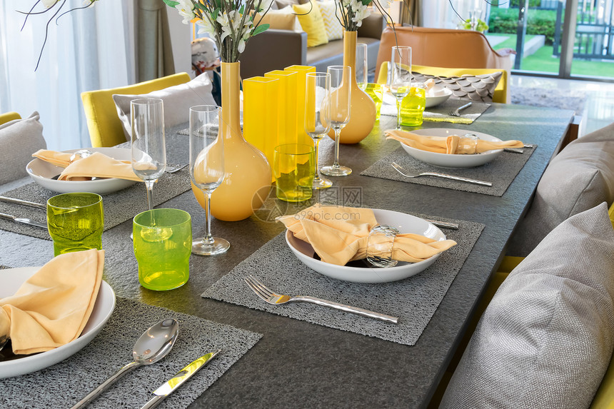餐桌和舒适的黄色椅在现代家庭使用优雅的桌椅图片
