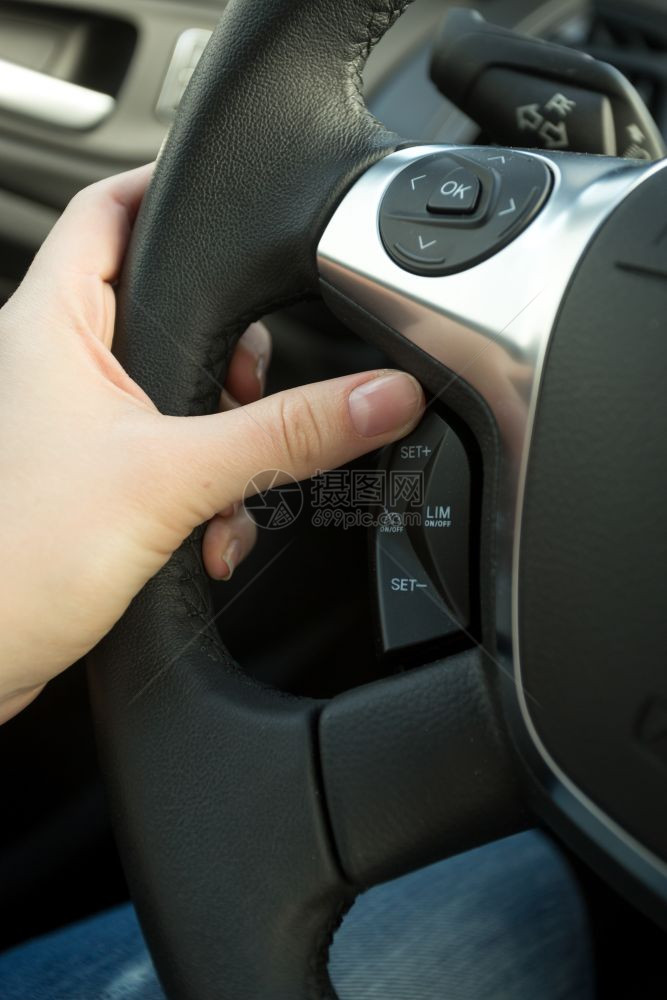 女驾驶员在方向盘上调整游轮控制系统图片