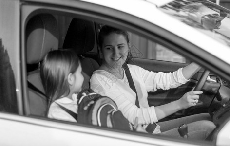 年轻母亲与女儿一起开车上学图片