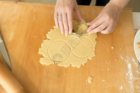 女用手为饼干切面粉高清图片
