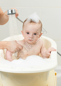 坐在浴池里泡满沫的可爱小男孩图片