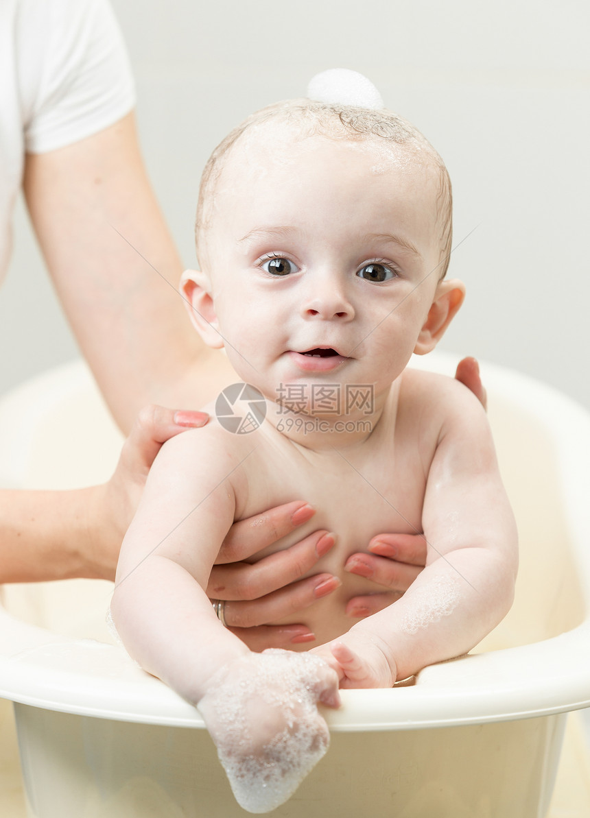 坐在浴室里看着摄像机笑可爱的婴儿图片