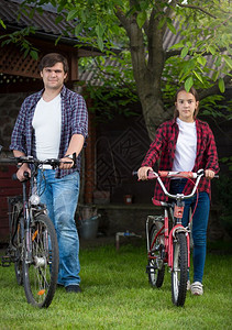 男子和少女骑自行车的青年男子和少女图片
