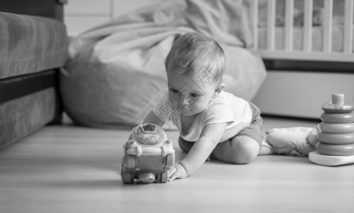 在地上玩玩具车的婴儿背景图片