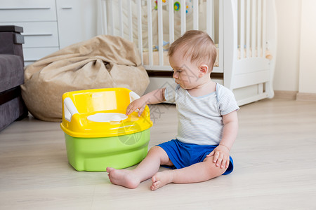 10个月大的婴儿男孩学习如何使用大锅高清图片