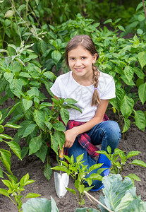 在花园种植物的少女图片