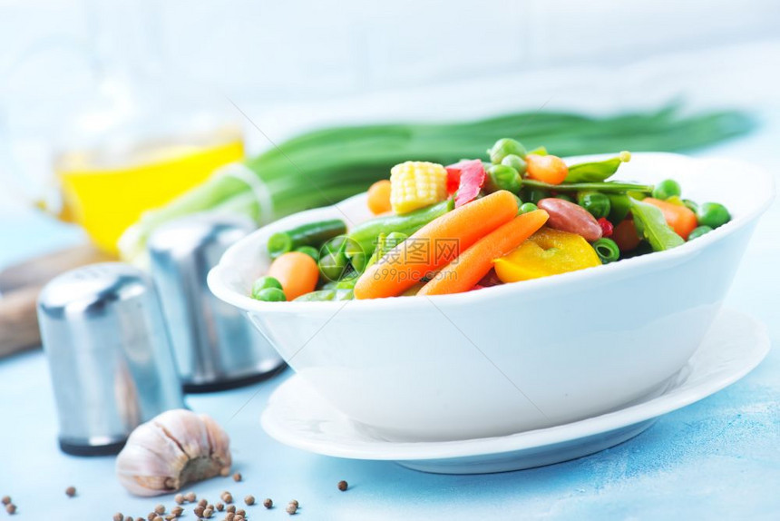 盘子上和桌的原菠菜，优质维C，营养健康图片