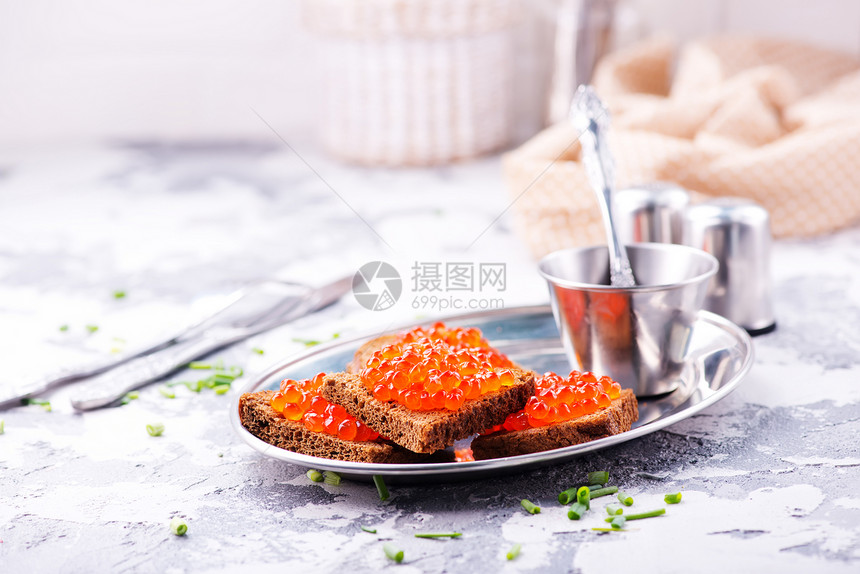 金属板上的红鲑鱼子酱图片