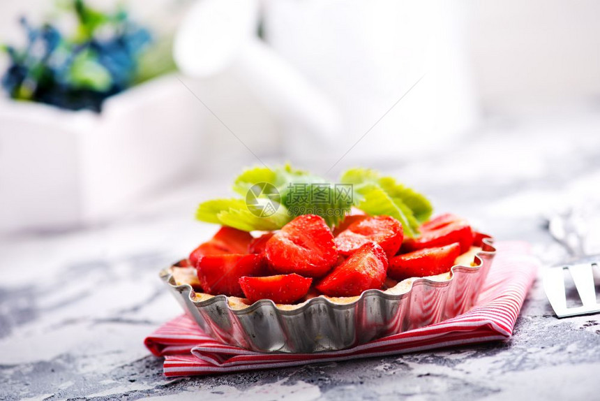 餐桌上有草莓馅饼和图片