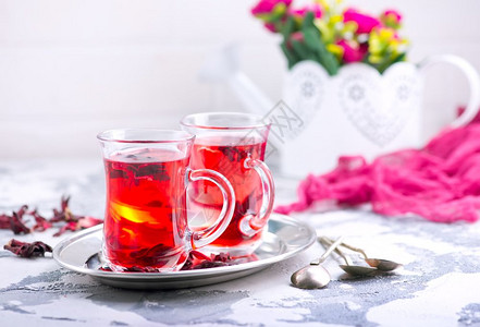 清茶叶素材在玻璃杯和桌上的清茶背景