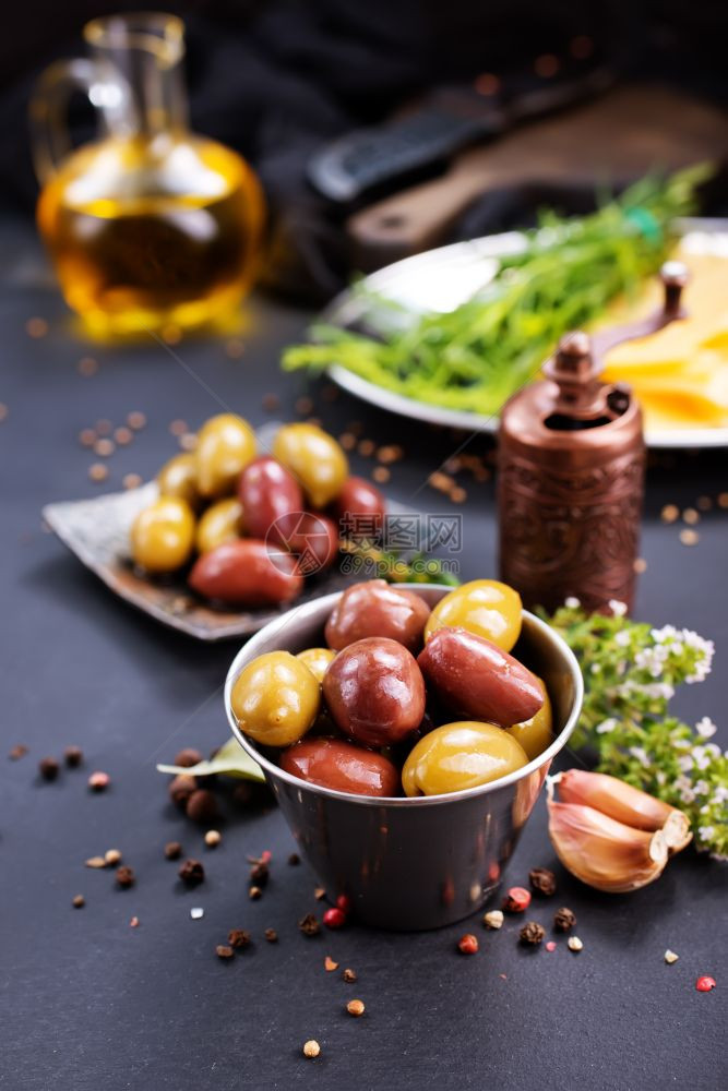 盘子和桌上的绿豆，荤素搭配，营养均衡图片
