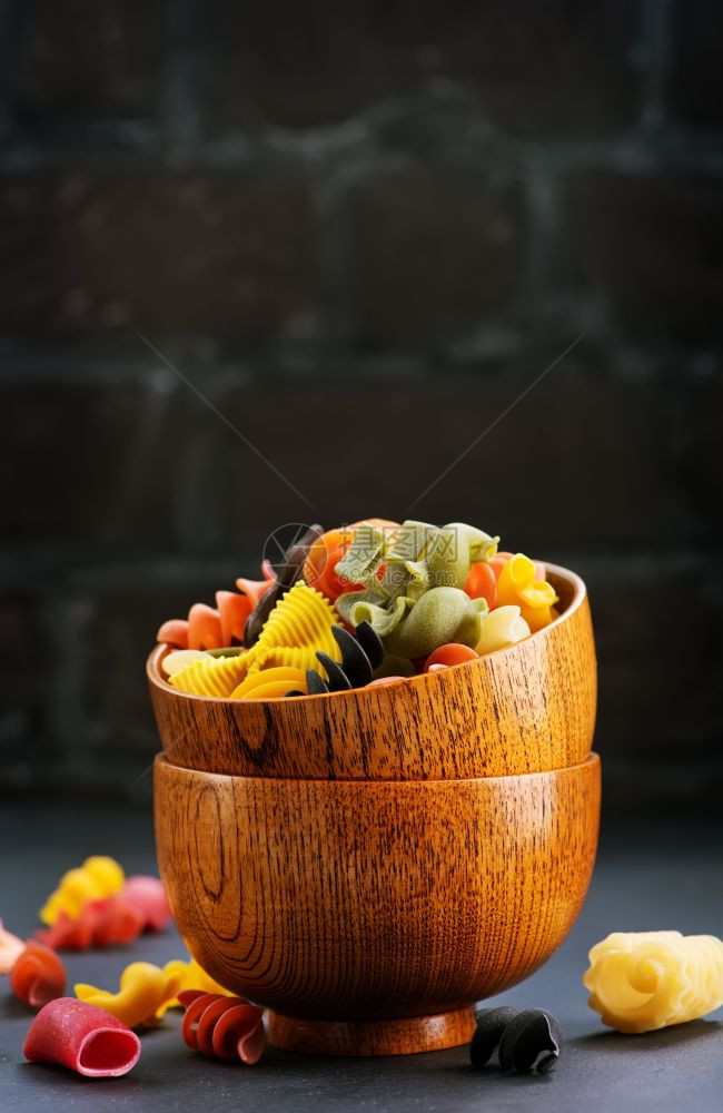 竹碗和桌边的面条颜色图片