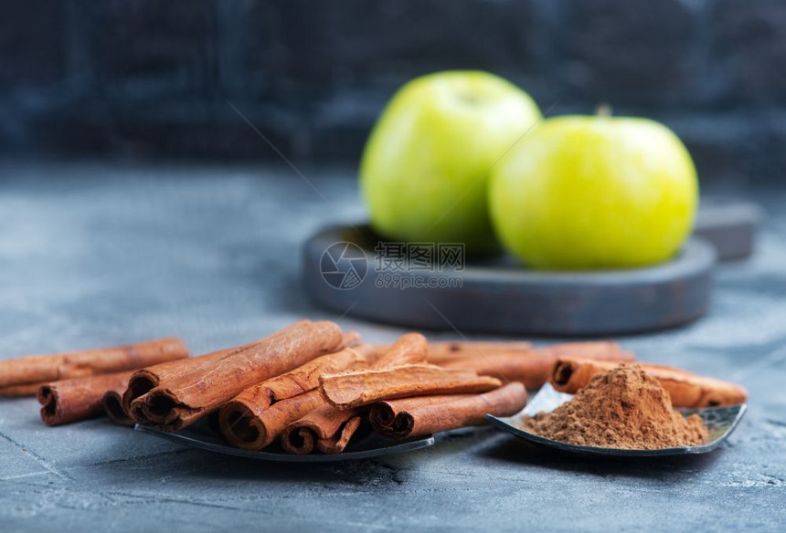 桌上的肉桂棒和粉末图片