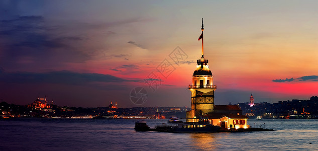 晚上在土耳其伊斯坦布尔的Maiden塔高清图片