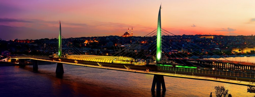 土耳其伊斯坦布尔黄昏金角桥地铁站图片
