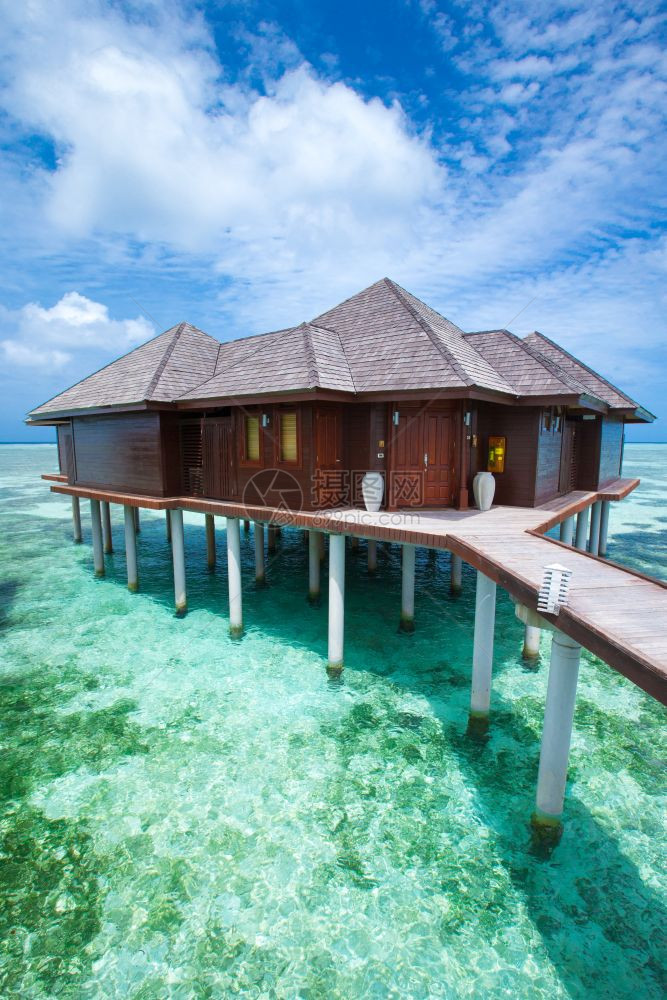 美丽的具有海滩热带马尔代夫岛图片