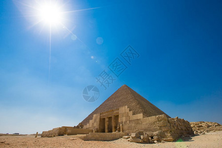 埃及开罗的金字塔和美丽吉萨天空图片