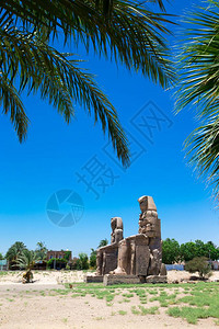 埃及卢克索梅门农神庙法老阿门霍特三世的两块巨大石头雕像背景
