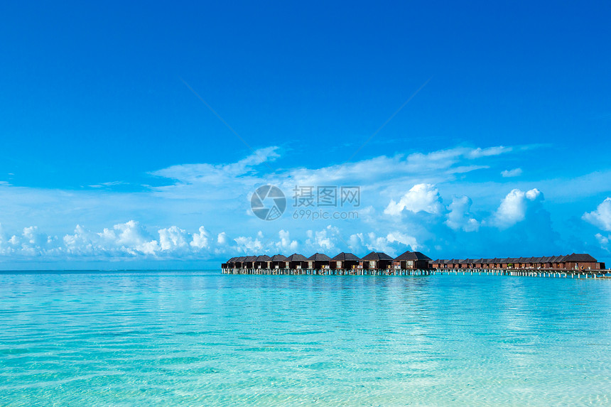 美丽的具有海滩热带马尔代夫岛图片